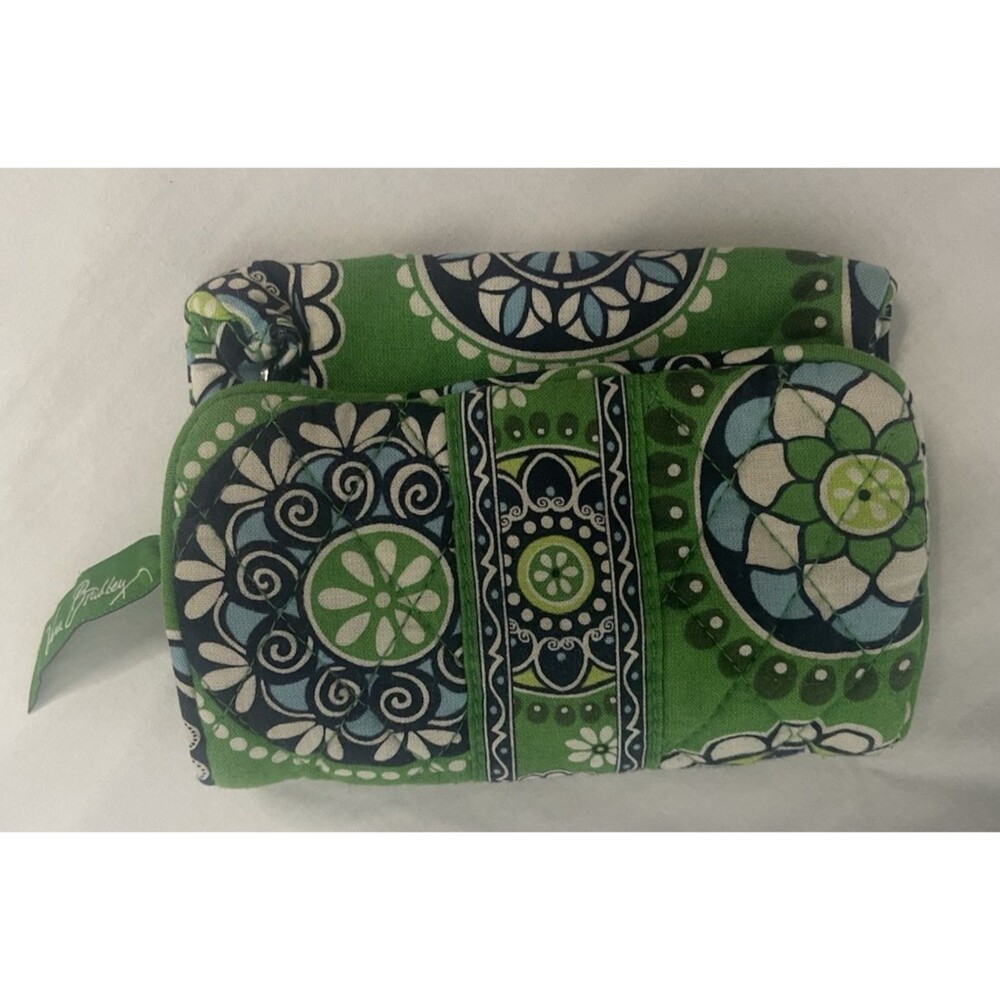 Vera Bradley Cupcake Green Retired Bilfold Wallet Magnet Close ID Card Pocket - Picture 1 of 6